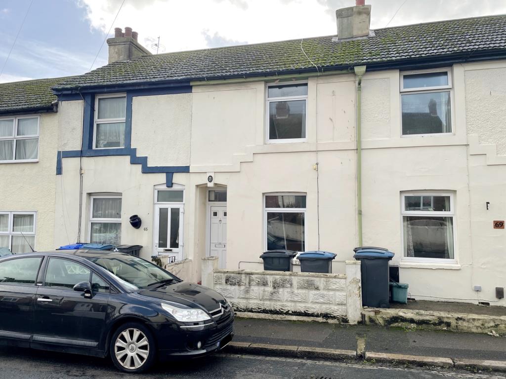 Lot: 114 - THREE-BEDROOM HOUSE FOR IMPROVEMENT - Front of property